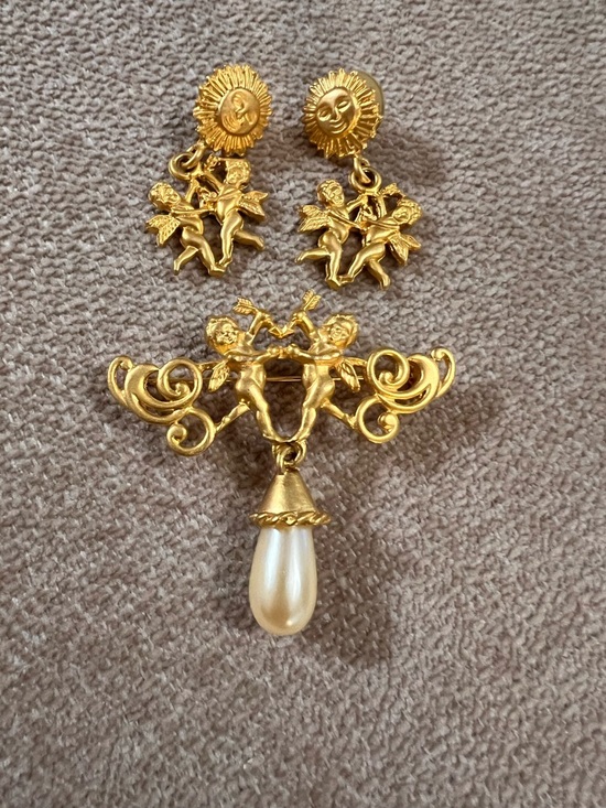 Jewelry - Vintage Gold-Tone Cherub Pearl Drop Brooch & Earrings Set